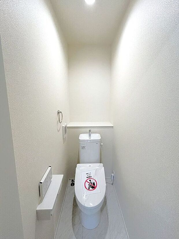 【トイレ】☆トイレ☆忙しい朝も安心の各階設置♪冬場特に重宝する温水便座機能付き♪