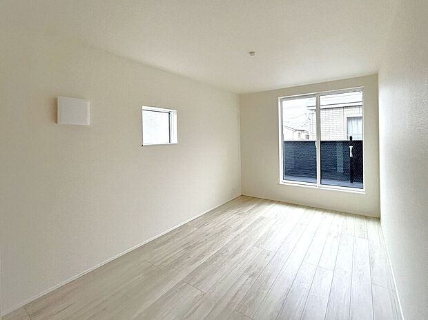 【寝室】☆7.75帖洋室☆バルコニーに面した明かるお部屋♪