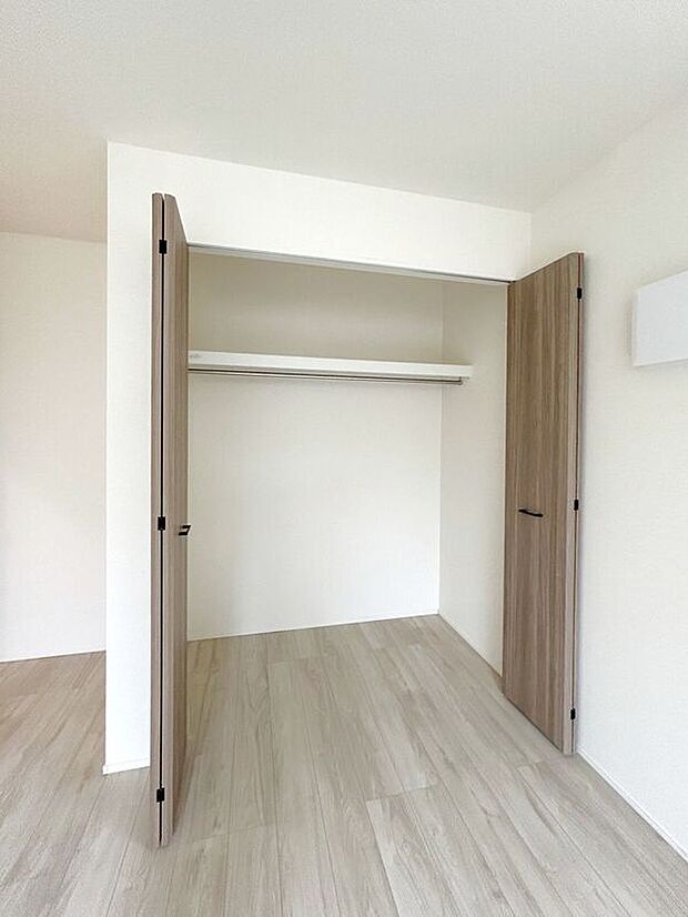 【収納】☆クローゼット(7.75帖洋室)☆棚が付いているのでスペースを無駄にすることなく収納いただけます♪