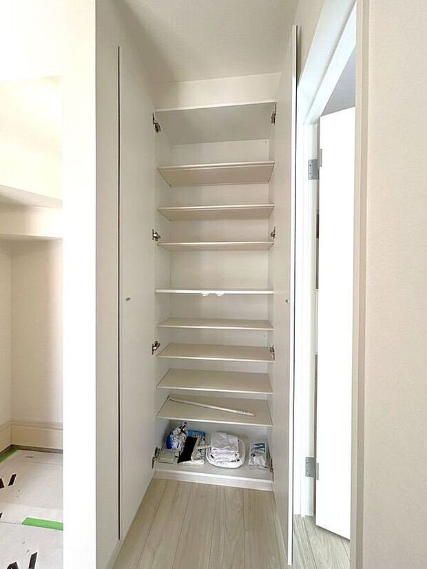 【玄関】☆シューズボックス☆高さ調節のできる便利な可動棚付き♪散らかりがちな玄関もスッキリ片付きます♪