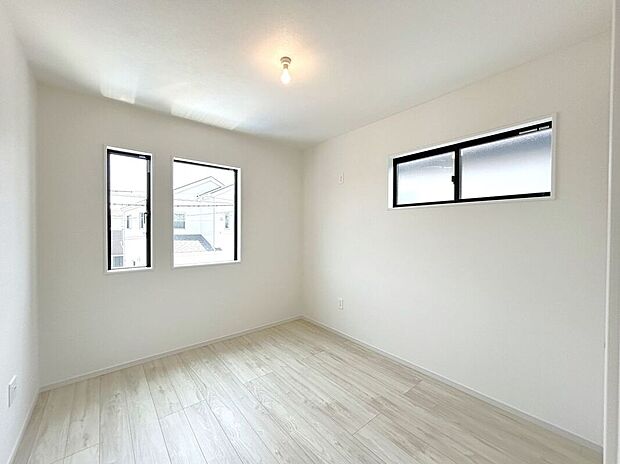 【室内】☆5.2帖洋室☆デザイン性のある窓で日の光も入りやすく明るいお部屋♪