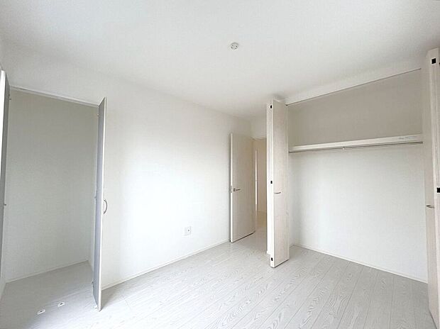 【室内】☆南側5.2帖洋室☆2つ収納があり整理もしやすくお部屋を広く活用できます♪