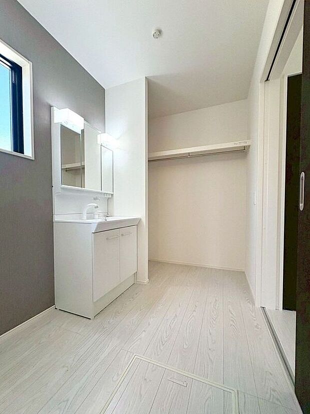 【洗面】☆洗面脱衣室☆ゆとりのある広さの洗面脱衣室♪洗面台は使い勝手の良い三面鏡仕様♪鏡裏にも収納スペースしっかり完備♪