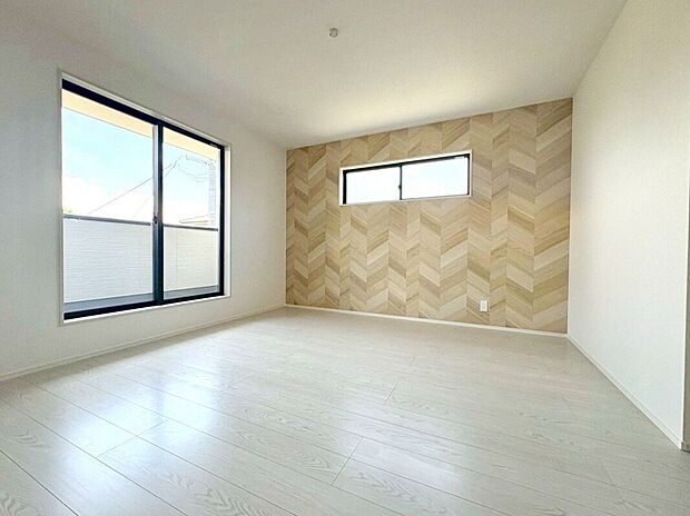 【寝室】☆洋室A☆アクセントクロスがお洒落な8帖のお部屋♪バルコニーに面して明るく、主寝室におすすめ♪