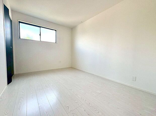 【室内】☆洋室B☆お部屋全体に光が行き渡る高窓の付いたお部屋♪