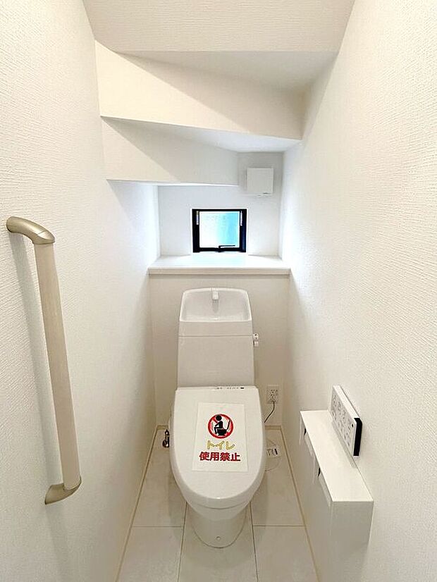 【トイレ】☆トイレ☆各階に設置。忙しい朝や来客時も安心です♪温水洗浄便座付♪