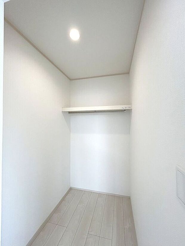 【収納】☆WIC（洋室7帖）☆パイプハンガー付きが嬉しいウォークインクローゼット♪大きな荷物もスッキリ片付きます♪