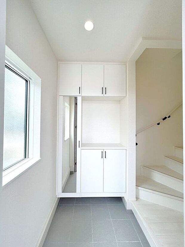 【玄関】☆シューズボックス☆飾り棚の付いたシューズボックス♪フォトフレームやお花を飾ってお洒落な玄関スペースに♪