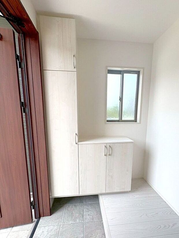 【玄関】☆シューズボックス☆飾り棚の付いたシューズボックス♪フォトフレームやお花を飾ってお洒落な玄関スペースに♪