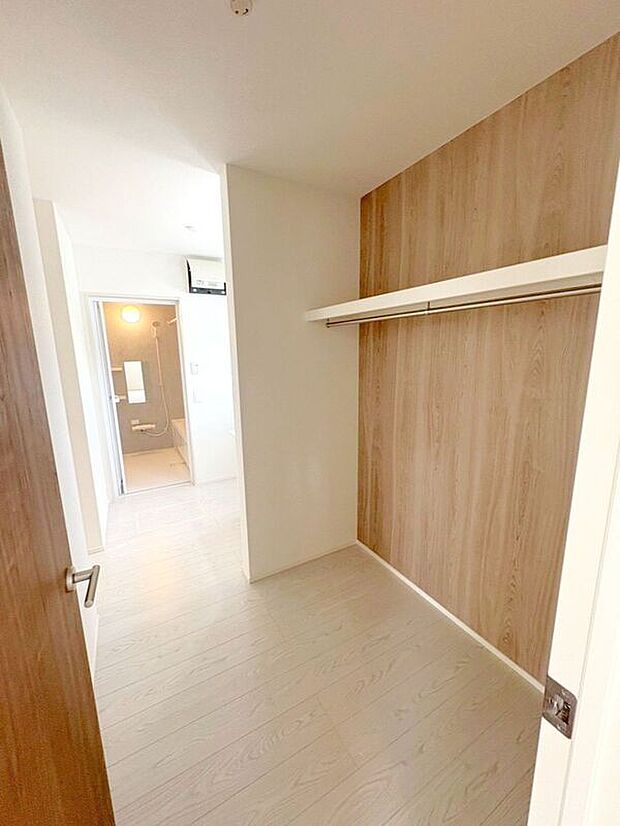 【収納】☆収納スペース☆洗面脱衣室に広々とした収納スペース完備♪キッチンからも出入り出来て家事の効率が上がります♪