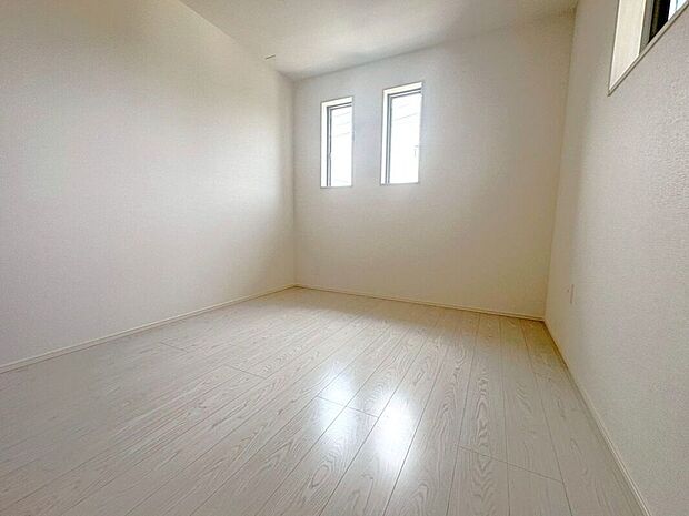 【室内】☆洋室B☆2つ並んだ小窓がお洒落な洋室♪小窓が光を分散してお部屋全体に明るい光を取り込みます♪