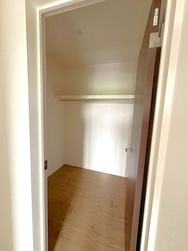 【収納】☆ファミリークローク☆ご家族分の衣類やバッグ、小物等をまとめて収納できるファミリークローク完備しています♪