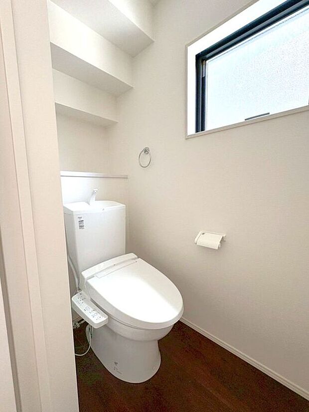 【トイレ】☆トイレ☆忙しい朝も安心の各階設置♪冬場特に重宝する温水便座機能付き♪小窓が付いているので換気もしっかり行えます♪