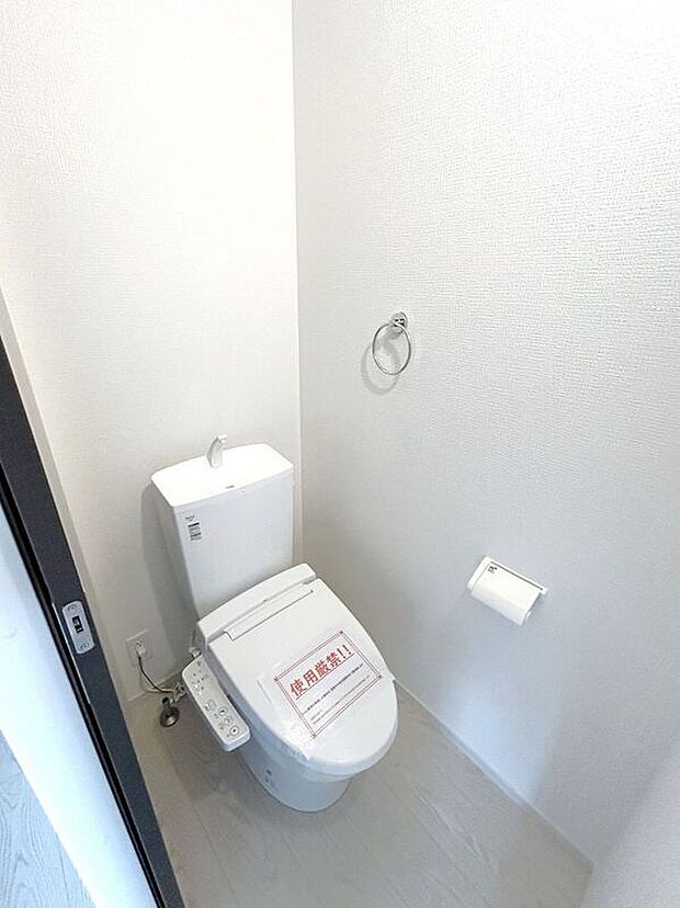 【トイレ】☆トイレ☆忙しい朝も安心の各階設置♪冬場特に重宝する温水便座機能付き♪