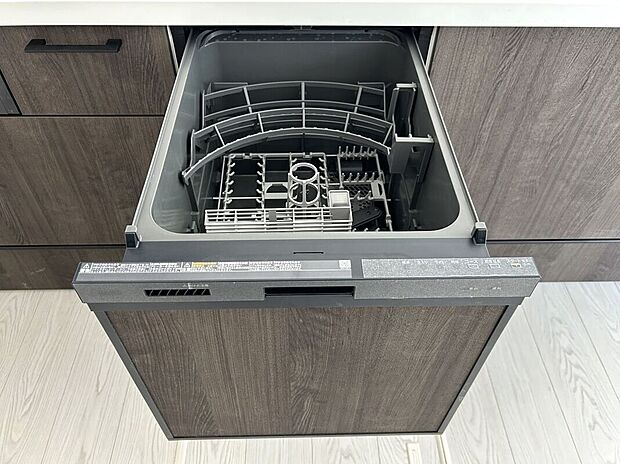 【その他設備】☆食器洗浄乾燥機☆日々の家事タイムを助ける強い味方♪機能性だけでなくお洒落なデザインも魅力です♪食事後の時間をお子様や旦那様とのゆとり時間に♪