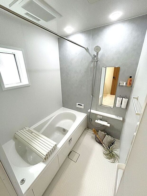 【バス】☆浴室☆1坪タイプのユニットバス♪足を伸ばしてゆったりとご入浴頂けます♪一日の疲れを癒す空間です♪