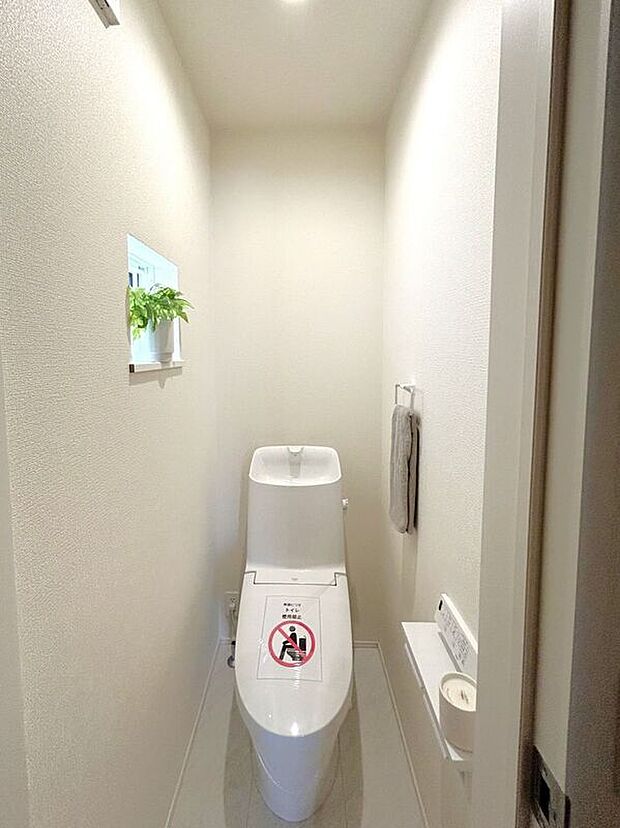 【トイレ】☆トイレ☆忙しい朝も安心の各階設置♪冬場特に重宝する温水便座機能付き♪小窓が付いているので換気もしっかり行えます♪