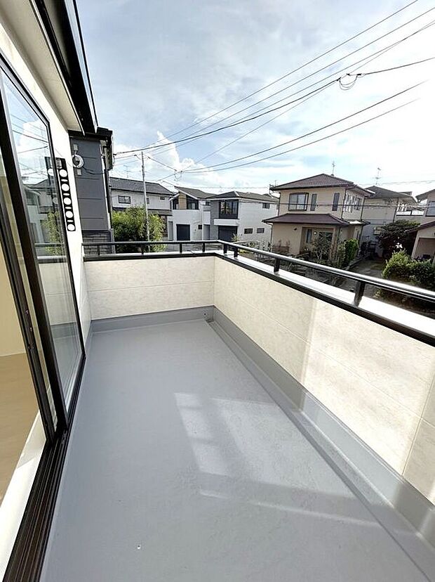 【バルコニー】☆バルコニー☆高さのある腰壁なので外からの視線を防ぎ、プライベートが守られます(^^♪