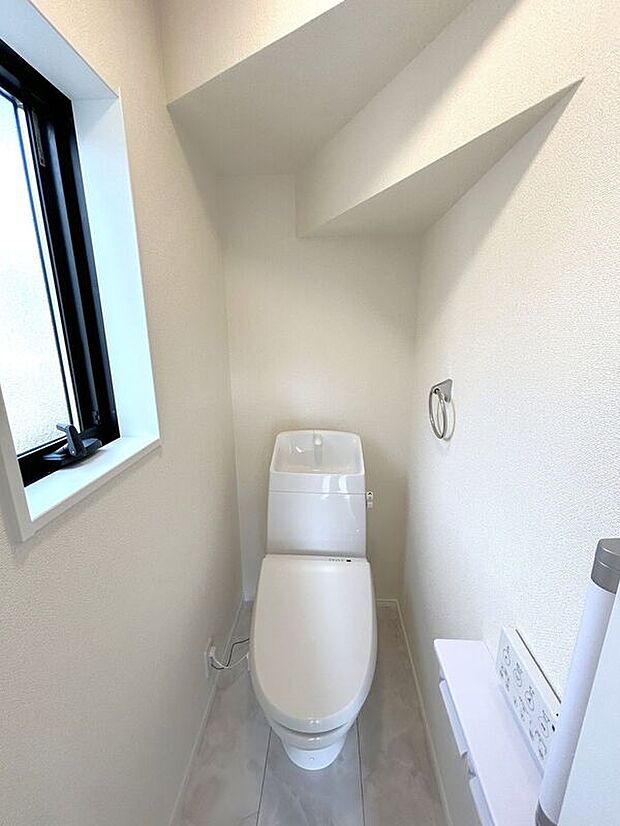 【トイレ】☆トイレ☆忙しい朝も安心の各階設置♪冬場特に重宝する温水便座機能付き♪小窓が付いているので換気もしっかり行えます♪