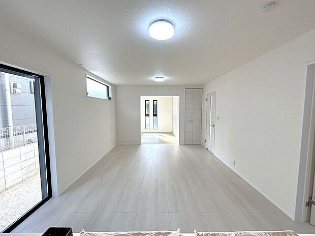 【リビング】☆リビング☆南向きで明るいリビング♪ご家族皆様でゆっくり寛げます♪