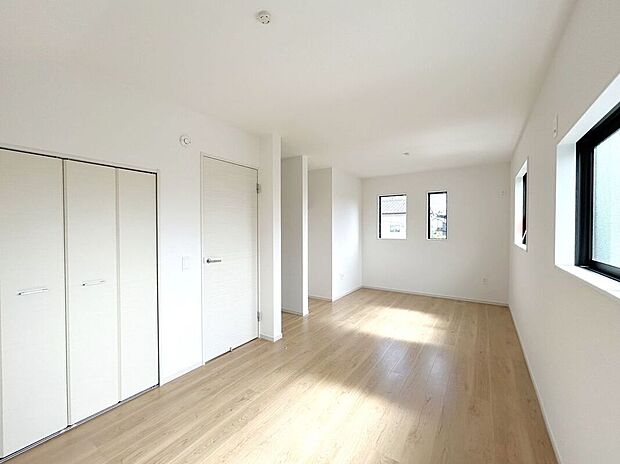 【室内】☆6.2帖+4.5帖洋室☆間仕切り対応可能でライフスタイルの変化があっても柔軟に対応できます♪そのまま10.7帖のお部屋として広々活用できます♪