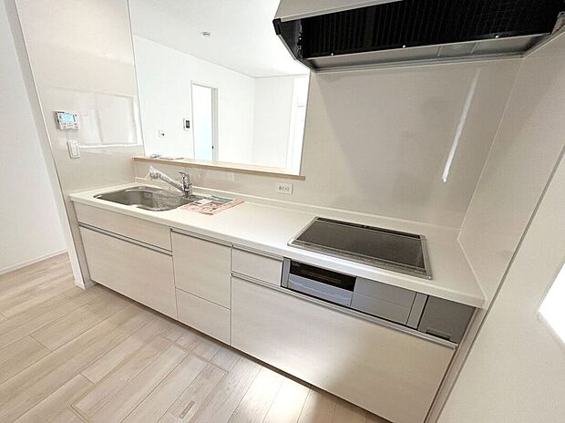 【キッチン】☆キッチン☆白を基調とした明るい雰囲気のキッチン♪対面キッチンで家族との会話もはずみます♪床下収納も完備でしっかり収納!