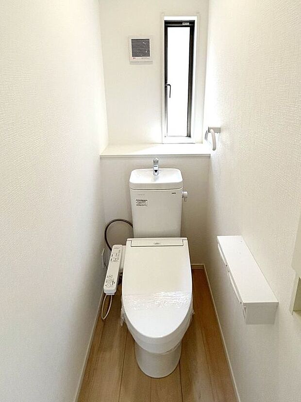 【トイレ】☆トイレ☆冬場特に重宝する温水便座機能付き♪小窓が付いているので換気もしっかり行えます♪