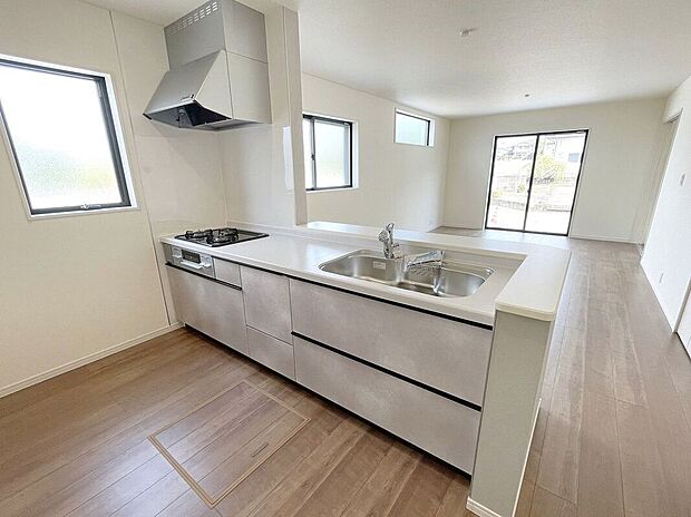 【キッチン】☆キッチン☆3口コンロが嬉しいキッチン♪シンクや作業スペースも広くお料理しやすいキッチンです♪