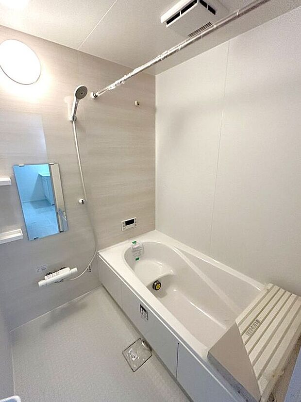 【バス】☆浴室☆1坪タイプのユニットバス♪足を伸ばしてゆったりとご入浴頂けます♪一日の疲れを癒す空間です♪