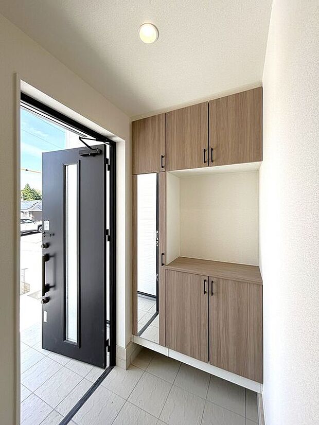 【玄関】☆シューズボックス☆飾り棚の付いたシューズボックス♪フォトフレームやお花を飾ってお洒落な玄関スペースに♪