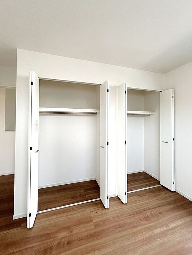 【収納】☆クローゼット(6.8帖洋室)☆棚が付いているのでスペースを無駄にすることなく収納いただけます♪