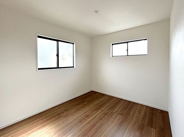 【室内】☆南側5.2帖洋室☆2面採光♪南側の明るいお部屋♪