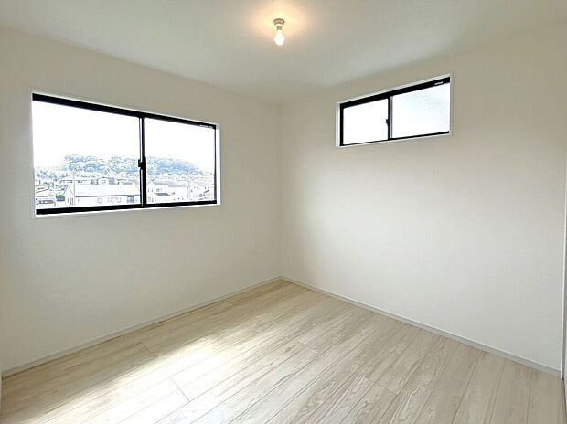 【室内】☆5.2帖洋室☆腰高窓の家具の配置がしやすいお部屋♪