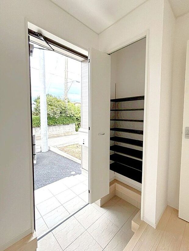 【玄関】☆シューズボックス☆高さ調節のできる便利な可動棚付き♪散らかりがちな玄関もスッキリ片付きます♪