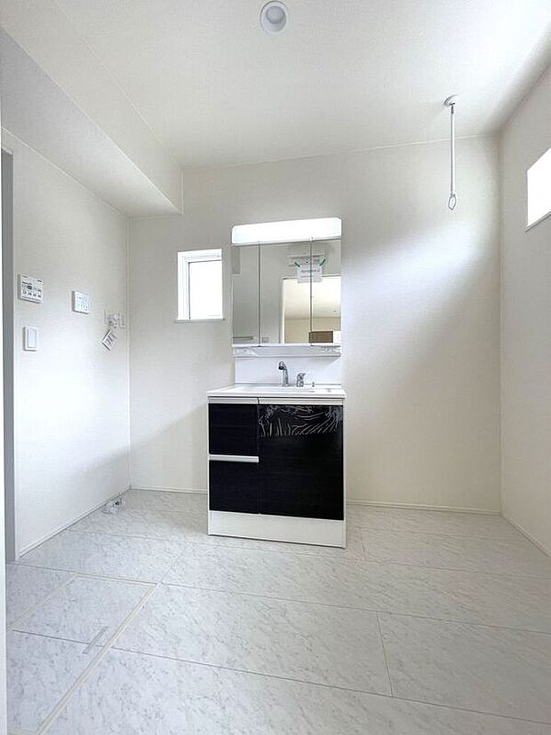 【洗面】☆洗面脱衣室☆ゆとりのある広さの洗面脱衣室♪洗面台は使い勝手の良い三面鏡仕様♪鏡裏にも収納スペースしっかり完備♪