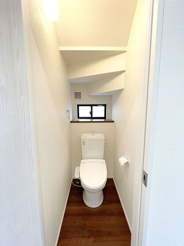 【トイレ】☆トイレ☆忙しい朝も安心の各階設置♪冬場特に重宝する温水便座機能付き♪小窓が付いているので換気もしっかり行えます♪