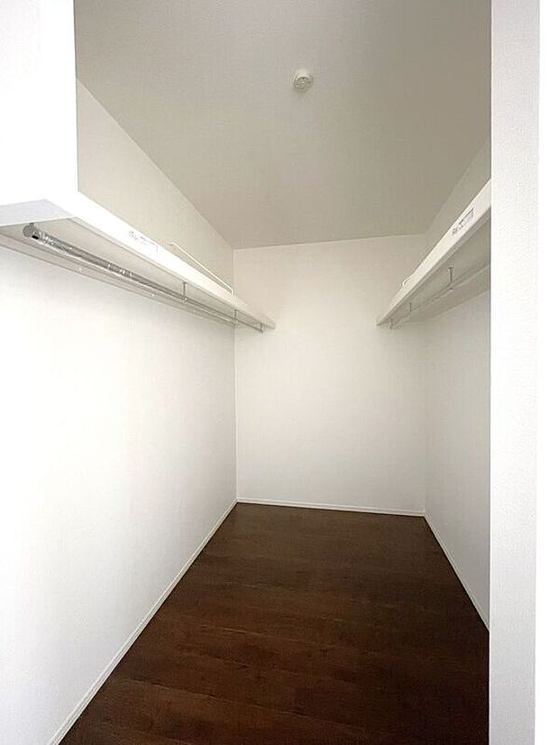 【収納】☆WIC(洋室A)☆たっぷり収納いただけるので、毎日のコーディネートが楽しくなります♪