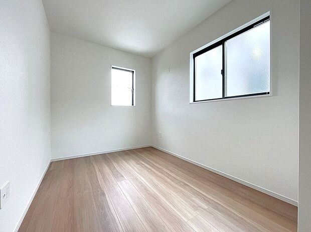 【室内】☆4.6帖洋室☆腰高窓の家具の配置がしやすいお部屋♪