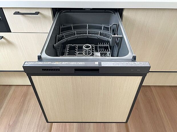 【その他設備】☆食器洗浄乾燥機☆日々の家事タイムを助ける強い味方♪機能性だけでなくお洒落なデザインも魅力です♪食事後の時間をお子様や旦那様とのゆとり時間に♪