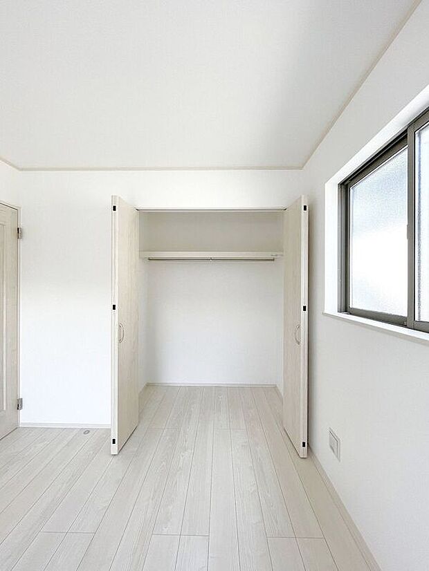 【収納】☆クローゼット(6.75帖洋室)☆棚が付いているのでスペースを無駄にすることなく収納いただけます♪