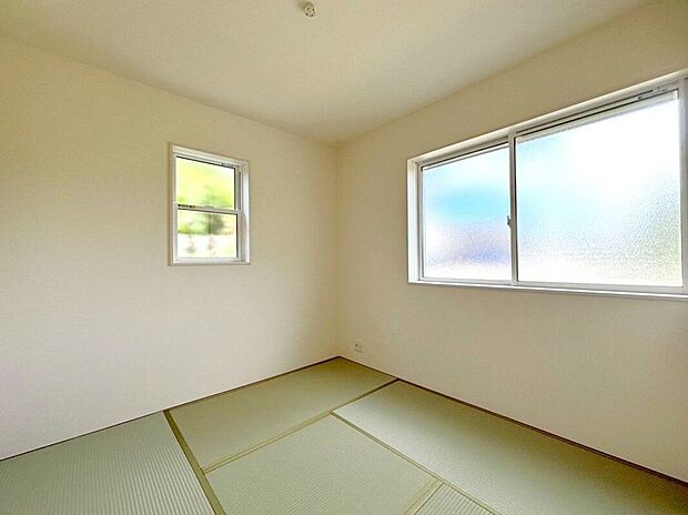 【室内】☆和室☆リビングに面したほっと安らぐ和の空間♪お子様の室内遊び場や来客時に重宝する一部屋です♪