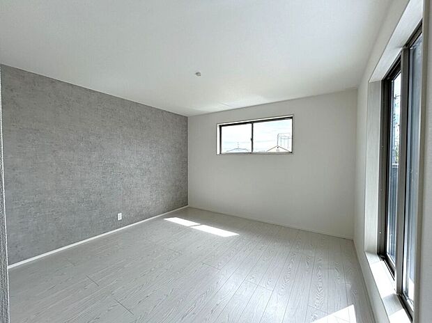 【寝室】☆洋室A☆アクセントクロスがお洒落なお部屋♪8.5帖の広さで主寝室におすすめです♪