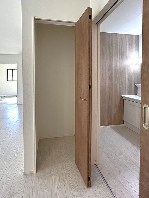 【収納】☆パントリー☆出番の少ないキッチン家電や、お酒やお米、食料の備蓄などもたっぷり収納♪散らかりがちなキッチンをすっきりさせてくれる嬉しい収納スペースです！