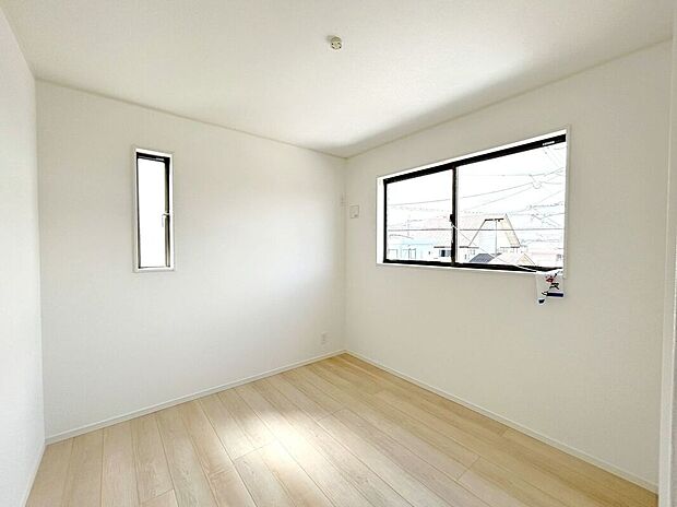 【室内】☆5帖洋室☆2面採光で明るいお部屋♪ベッドや学習机を置いてお子様部屋におすすめです♪