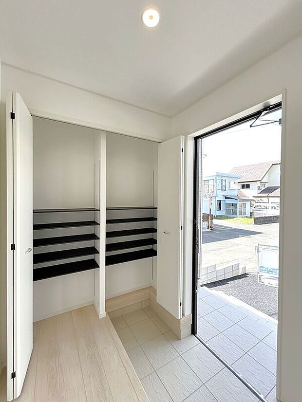 【玄関】☆シューズボックス☆高さ調節のできる便利な可動棚付き♪散らかりがちな玄関もスッキリ片付きます♪