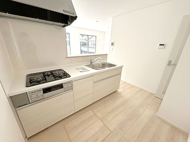 【キッチン】☆キッチン☆白を基調とした明るい雰囲気のキッチン♪対面キッチンで家族との会話もはずみます♪床下収納も完備でしっかり収納!