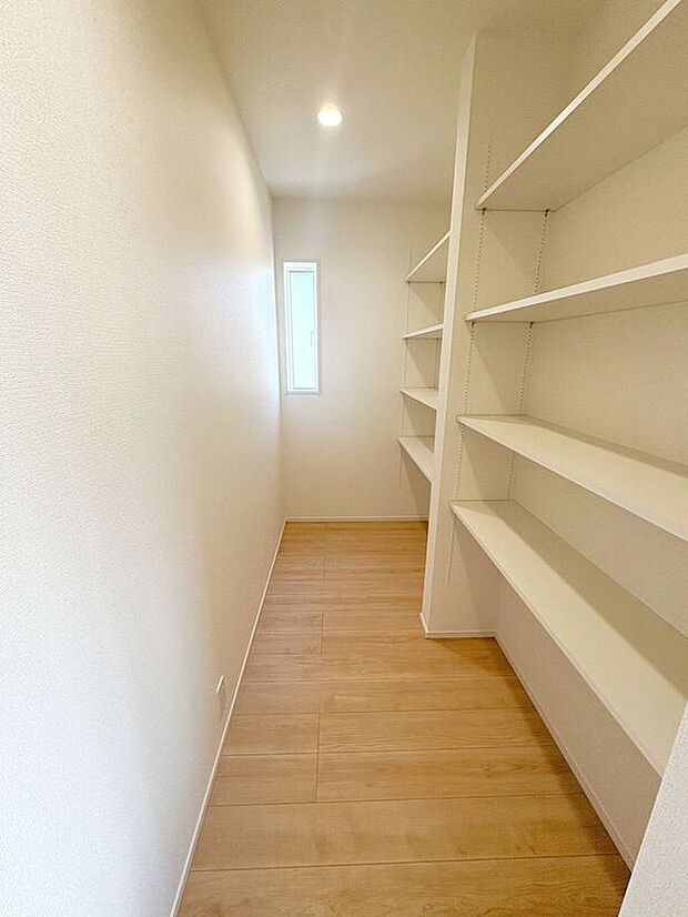 【収納】☆パントリー☆出番の少ないキッチン家電や、お酒やお米、食料の備蓄などもたっぷり収納♪散らかりがちなキッチンをすっきりさせてくれる嬉しい収納スペースです！