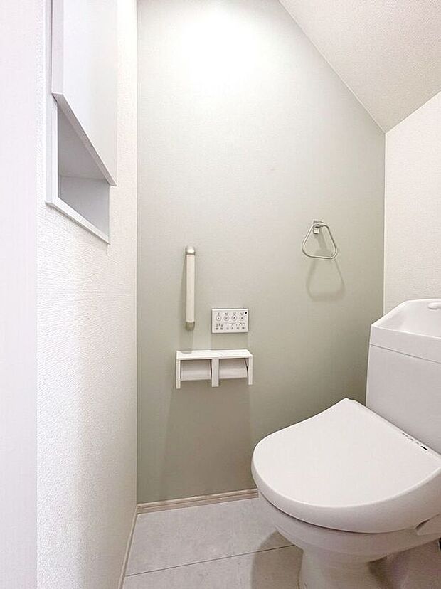 【トイレ】☆トイレ☆忙しい朝も安心の各階設置♪冬場特に重宝する温水便座機能付き♪小窓が付いているので換気もしっかり行えます♪