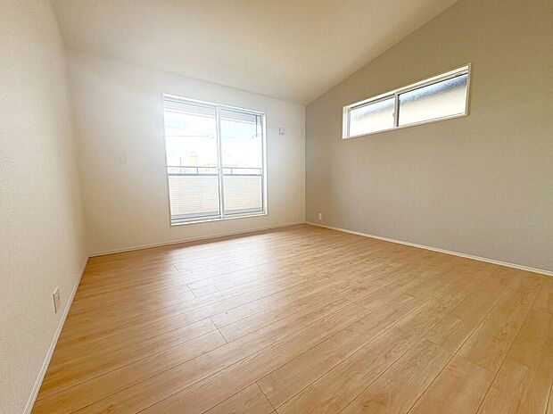 【室内】☆8帖洋室☆勾配天井で開放感溢れるお部屋♪主寝室におすすめです♪