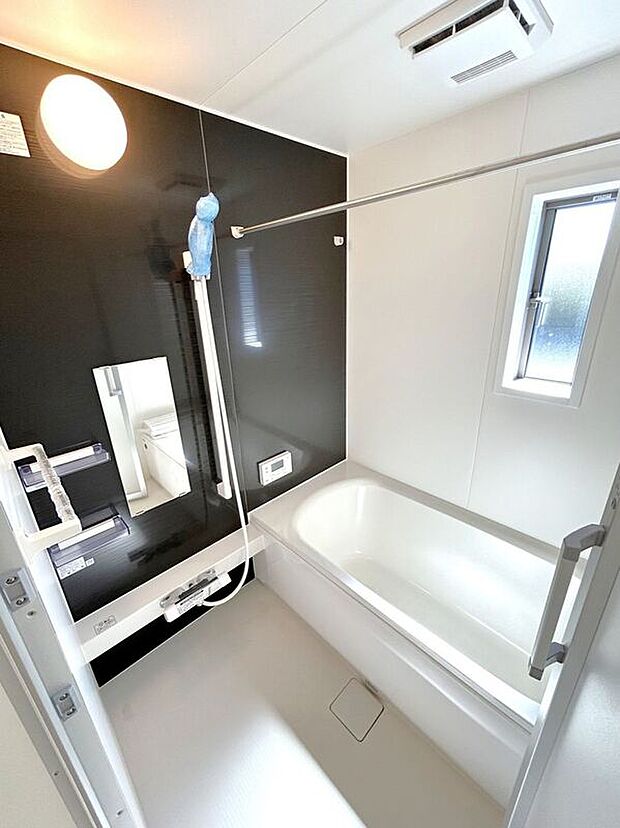 【バス】☆浴室☆1坪タイプのユニットバス♪足を伸ばしてゆったりとご入浴頂けます♪一日の疲れを癒す空間です♪